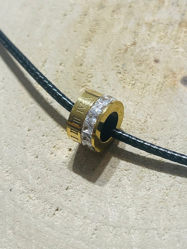 Pendentif avec diamants Cz et chiffres romains - Les bijoux de Théa