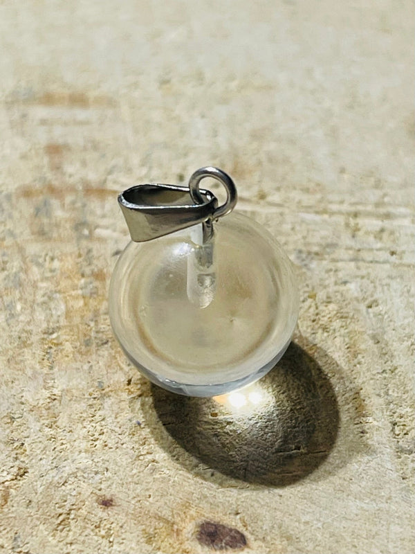 Pendentif boule en Cristal de roche (quartz) - Les bijoux de Théa