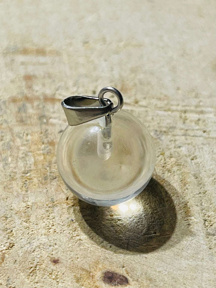 Pendentif boule en Cristal de roche (quartz) - Les bijoux de Théa