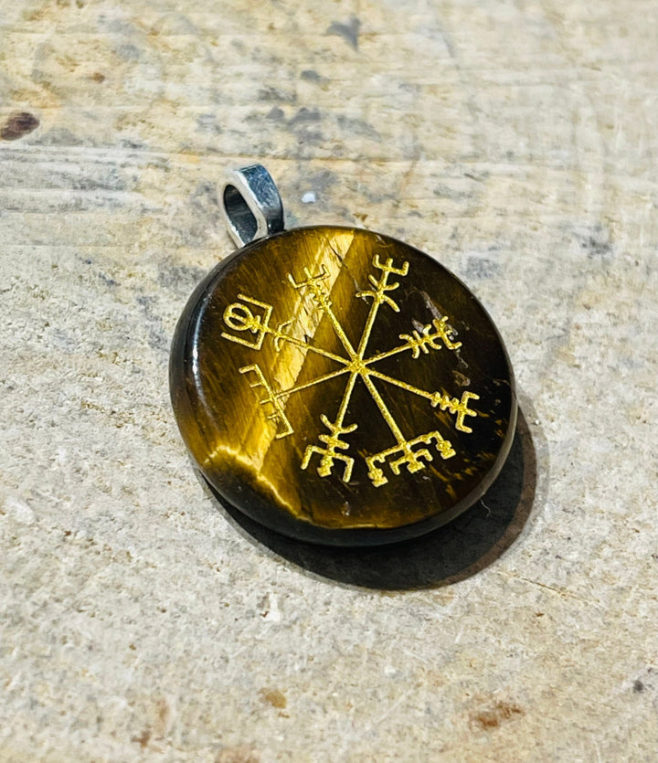 Pendentif boussole viking en œil de tigre - Les bijoux de Théa