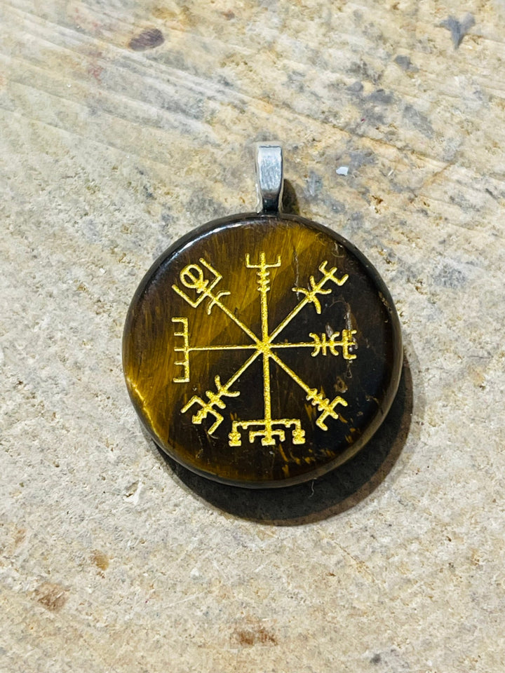 Pendentif boussole viking en œil de tigre - Les bijoux de Théa