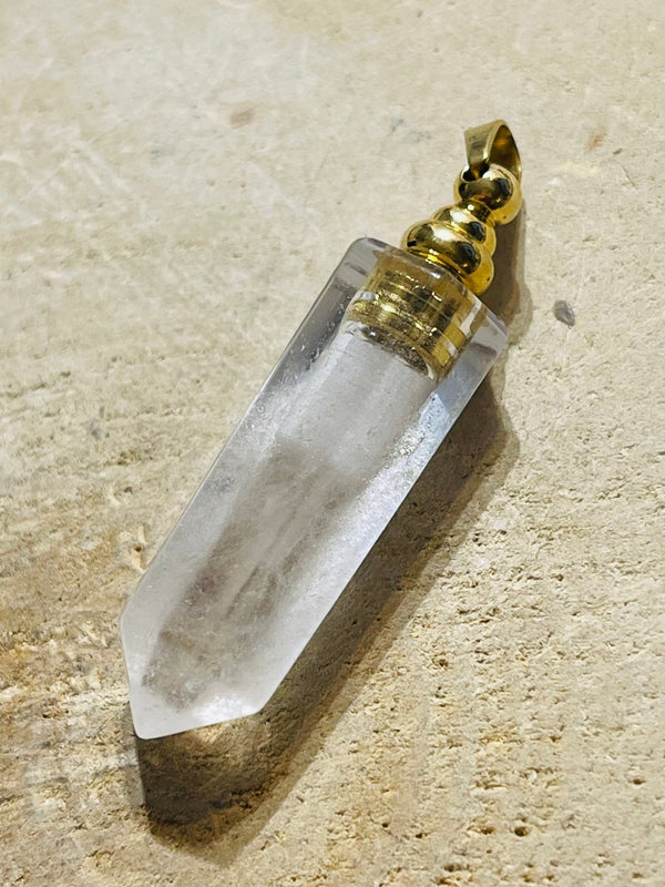 Pendentif Bouteille de parfum en Cristal de roche - Les bijoux de Théa