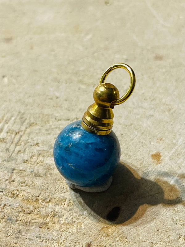 Pendentif Bouteille de parfum en pierre naturelle Apatite - Les bijoux de Théa