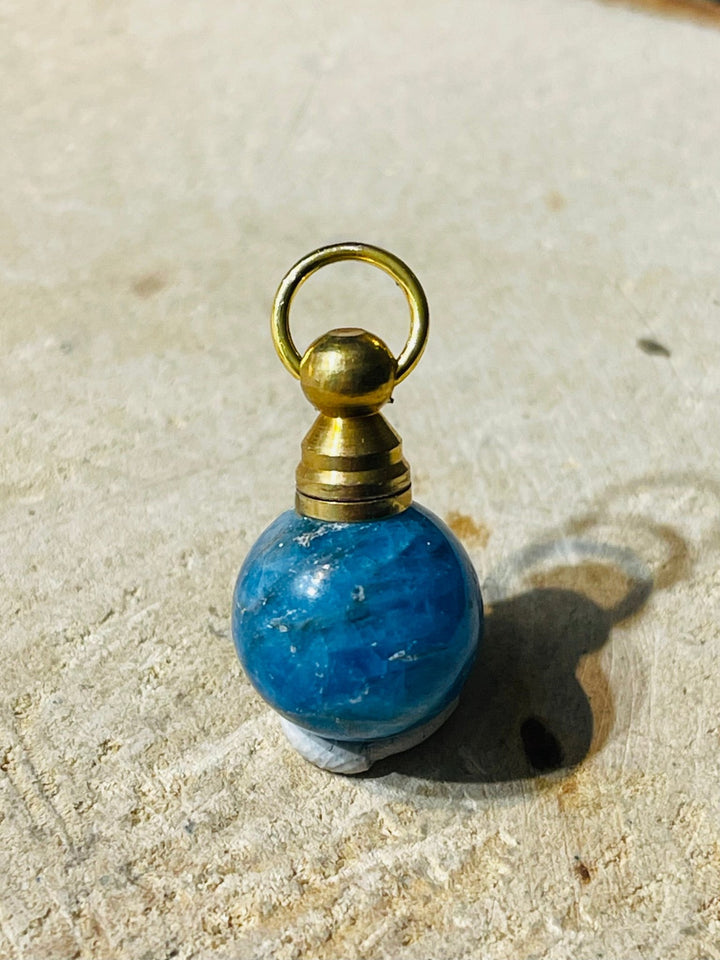 Pendentif Bouteille de parfum en pierre naturelle Apatite - Les bijoux de Théa