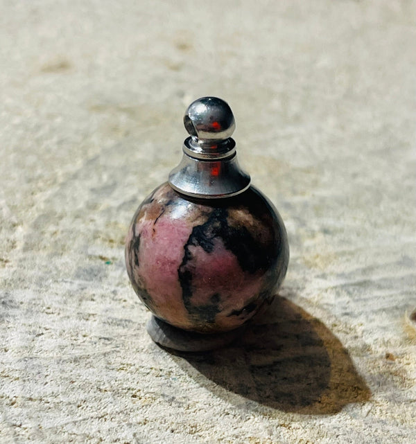 Pendentif Bouteille de parfum en pierre naturelle Rhodonite - Les bijoux de Théa