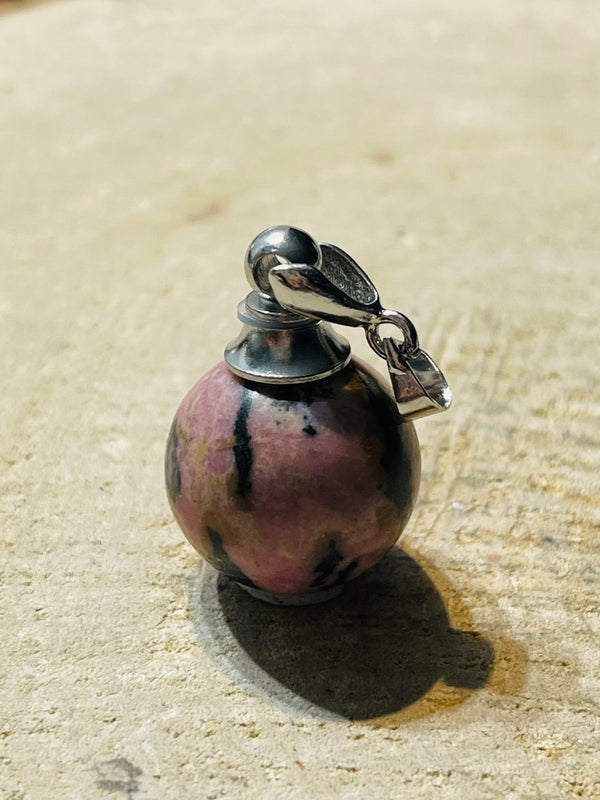 Pendentif Bouteille de parfum en pierre naturelle Rhodonite - Les bijoux de Théa