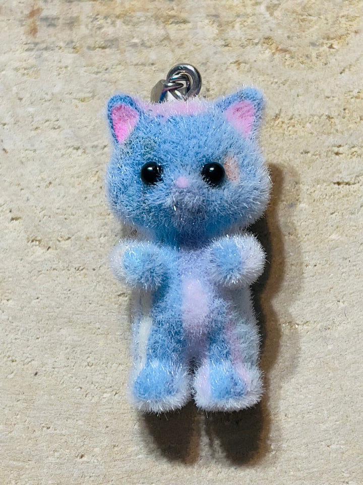 Pendentif Chat feutrine bleu jaune rose - Les bijoux de Théa
