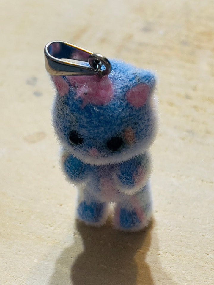 Pendentif Chat feutrine bleu jaune rose - Les bijoux de Théa