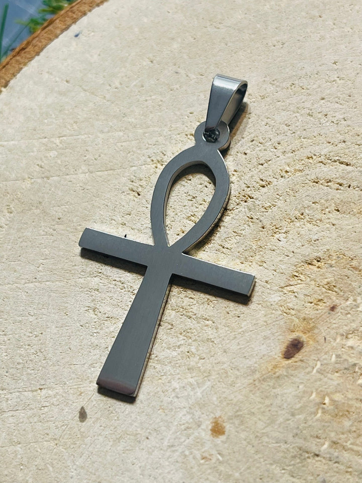 Pendentif Croix Égyptienne argentée en acier inoxydable - Les bijoux de Théa