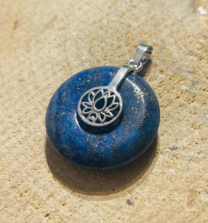 Pendentif Donut / Pi chinois en Lapis lazuli et bélière lotus - Les bijoux de Théa