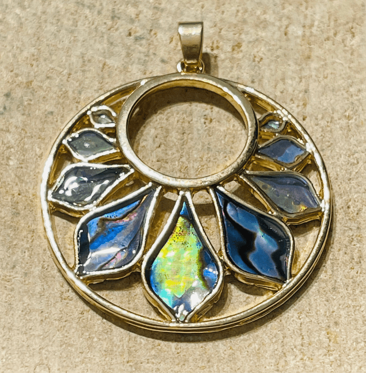 Pendentif doré en coquille d’Ormeau - Les bijoux de Théa