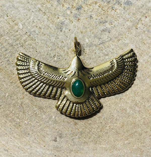 Pendentif doré en forme d aigle avec Jade vert - Les bijoux de Théa
