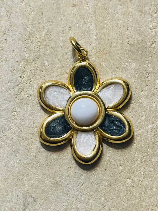 Pendentif doré en forme de fleur blanche et noire émaillée avec Jade blanc - Les bijoux de Théa