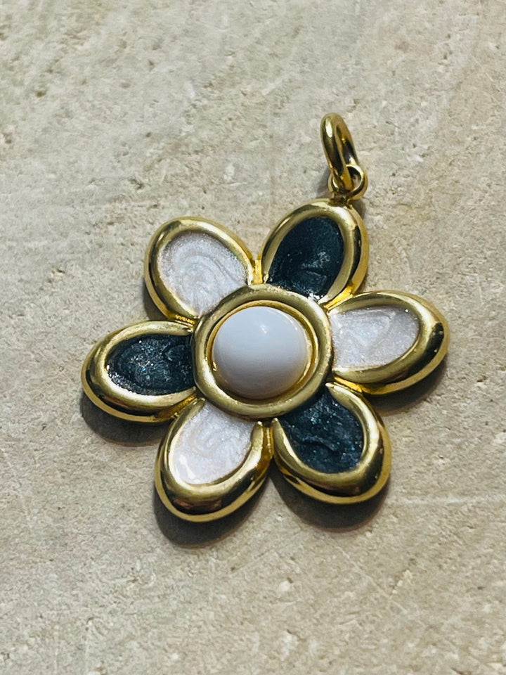 Pendentif doré en forme de fleur blanche et noire émaillée avec Jade blanc - Les bijoux de Théa