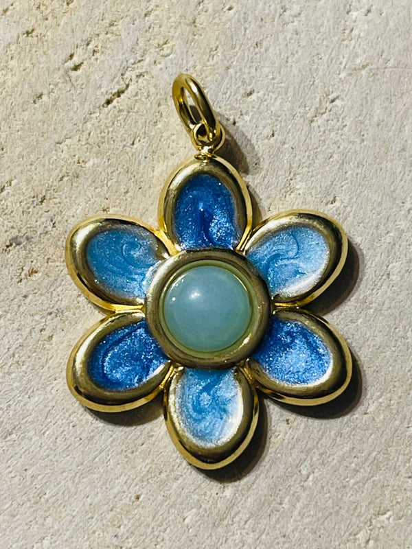 Pendentif doré en forme de fleur bleue émaillée avec Jade vert - Les bijoux de Théa