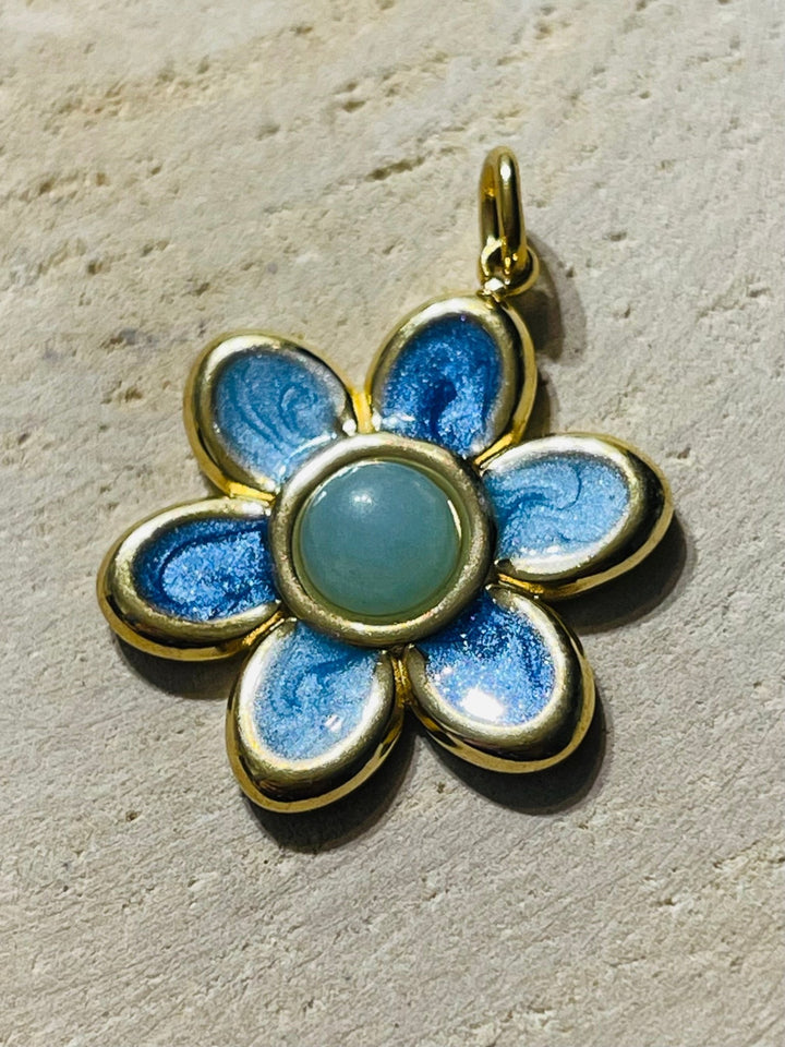 Pendentif doré en forme de fleur bleue émaillée avec Jade vert - Les bijoux de Théa