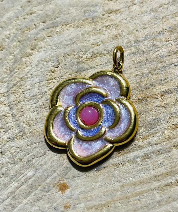 Pendentif doré en forme de fleur émaillée avec Jade rose - Les bijoux de Théa
