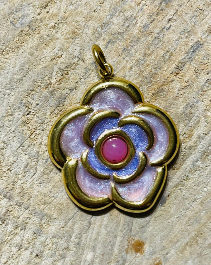 Pendentif doré en forme de fleur émaillée avec Jade rose - Les bijoux de Théa