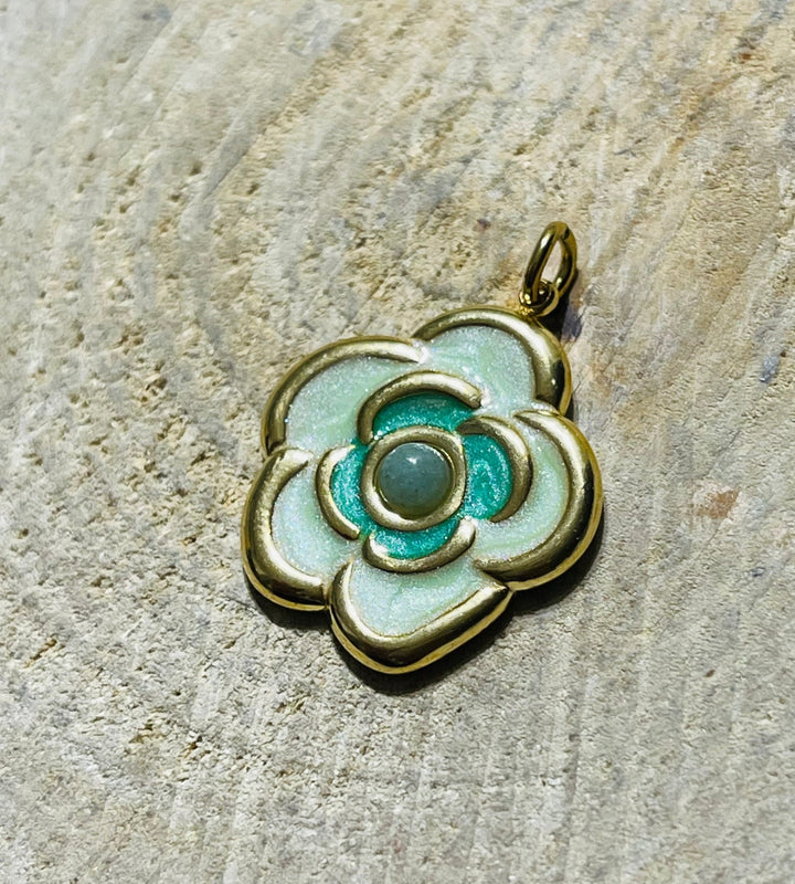 Pendentif doré en forme de fleur émaillée avec Jade vert - Les bijoux de Théa