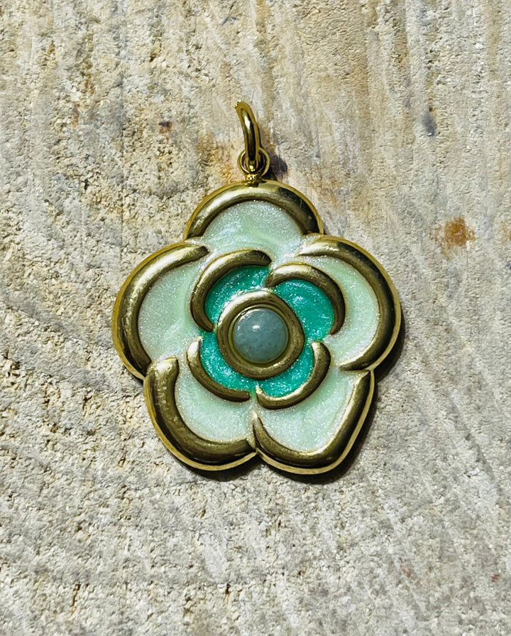 Pendentif doré en forme de fleur émaillée avec Jade vert - Les bijoux de Théa