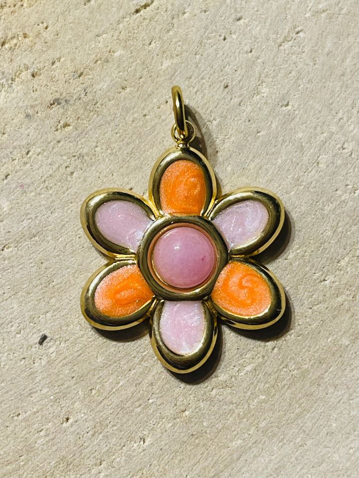 Pendentif doré en forme de fleur orange émaillée avec Jade rose - Les bijoux de Théa