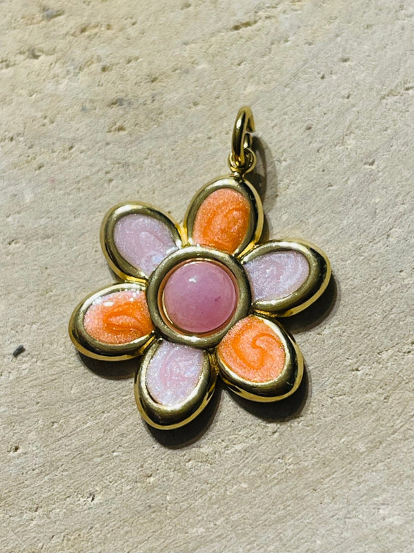 Pendentif doré en forme de fleur orange émaillée avec Jade rose - Les bijoux de Théa