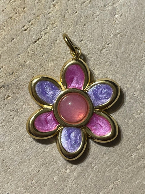 Pendentif doré en forme de fleur rose violette émaillée avec Jade rose - Les bijoux de Théa