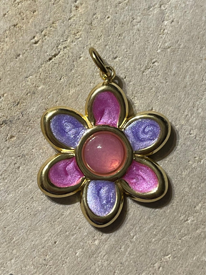 Pendentif doré en forme de fleur rose violette émaillée avec Jade rose - Les bijoux de Théa