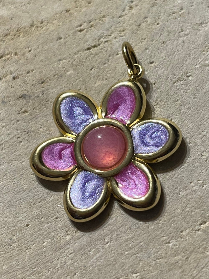 Pendentif doré en forme de fleur rose violette émaillée avec Jade rose - Les bijoux de Théa