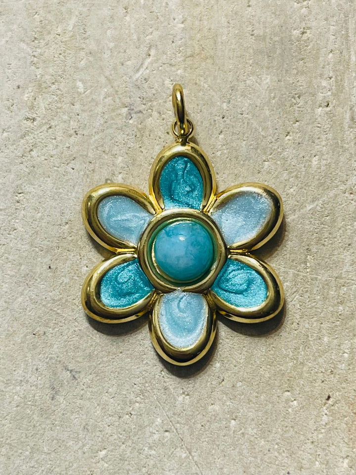 Pendentif doré en forme de fleur verte émaillée avec Jade vert - Les bijoux de Théa