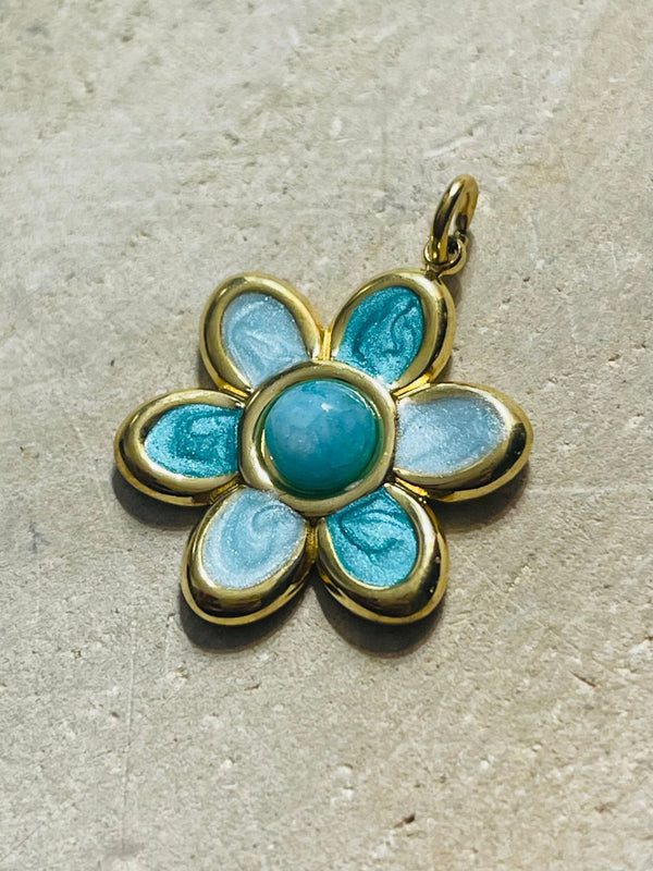 Pendentif doré en forme de fleur verte émaillée avec Jade vert - Les bijoux de Théa