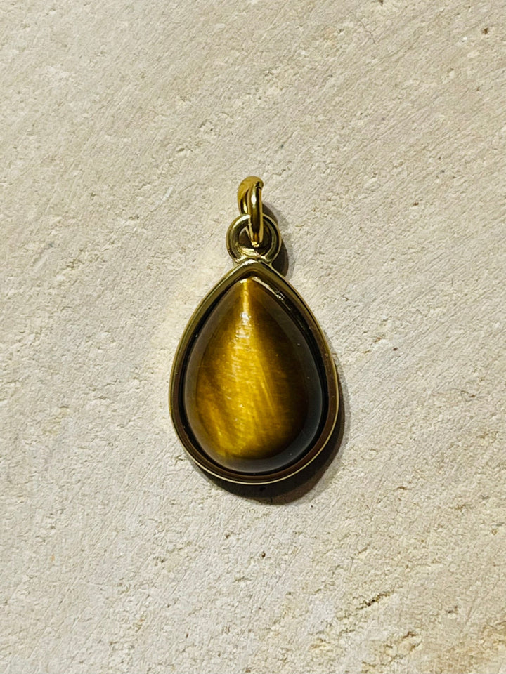 Pendentif doré en Oeil de tigre en forme de goutte d’eau - Les bijoux de Théa