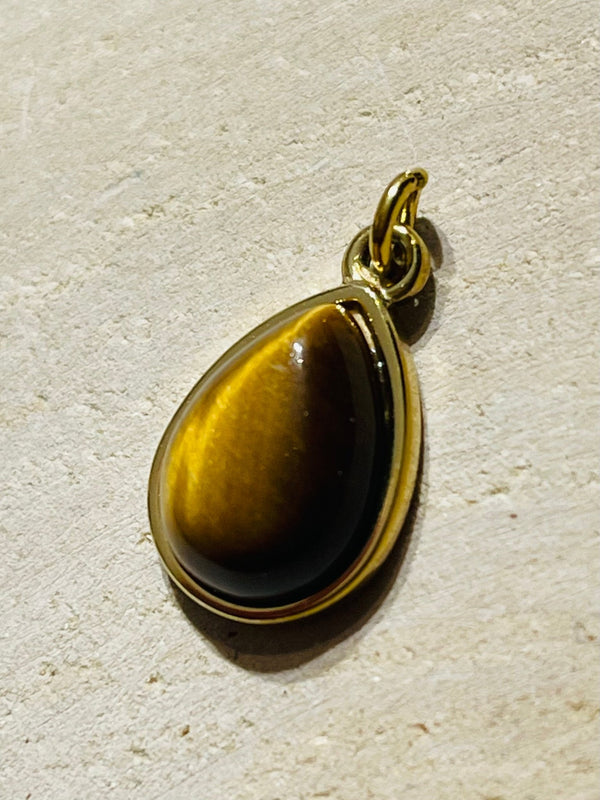 Pendentif doré en Oeil de tigre en forme de goutte d’eau - Les bijoux de Théa