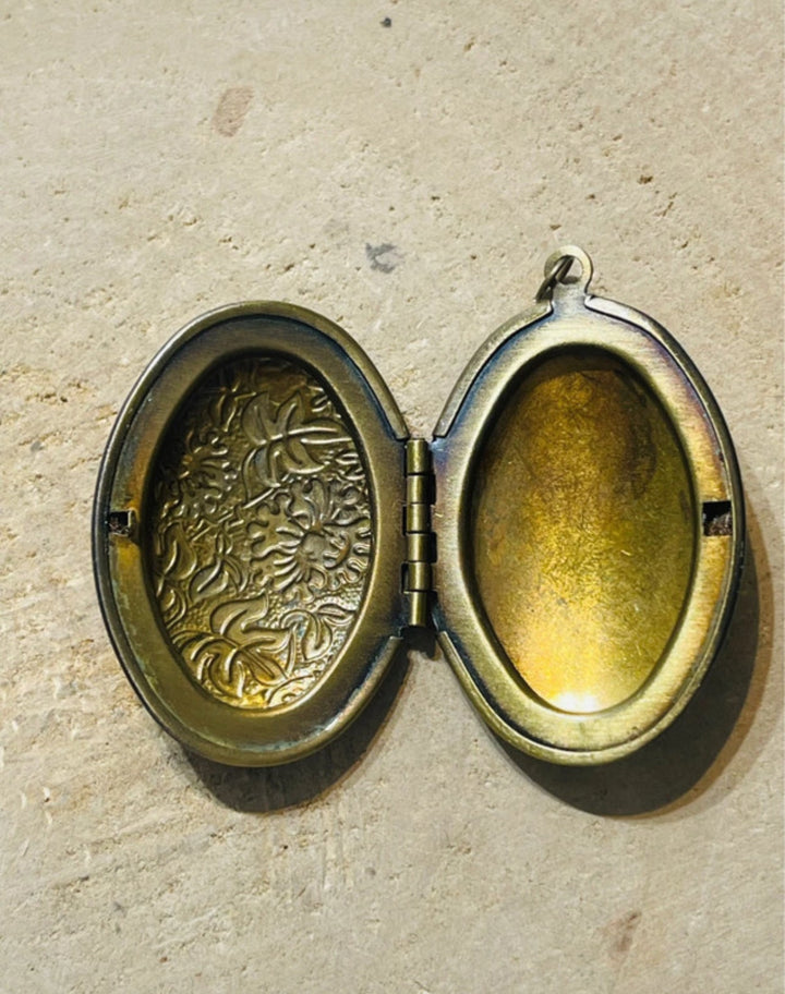 Pendentif double porte photo bronze gravure fleur (2) - Les bijoux de Théa