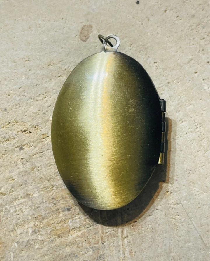 Pendentif double porte photo bronze gravure fleur (2) - Les bijoux de Théa