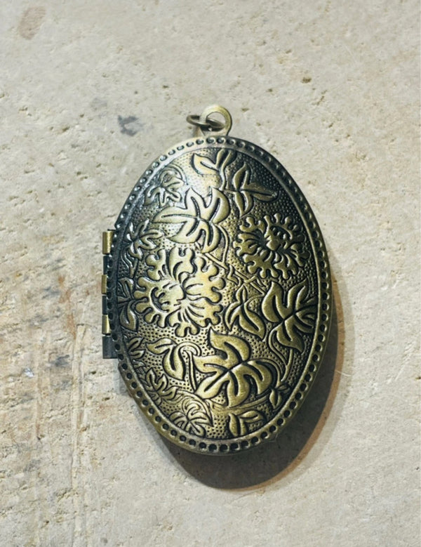 Pendentif double porte photo bronze gravure fleur (2) - Les bijoux de Théa