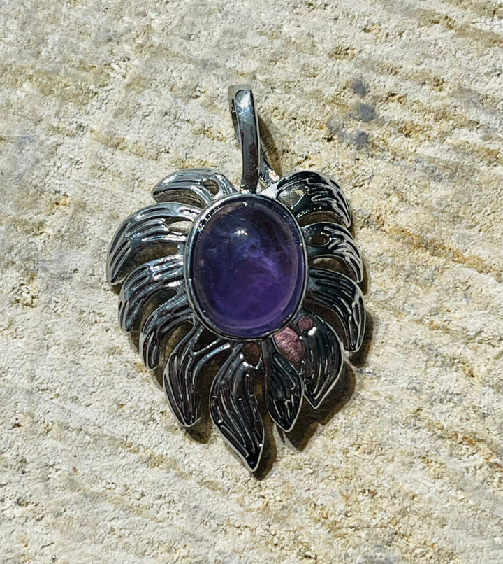 Pendentif en Amethsyte en forme de feuille - Les bijoux de Théa