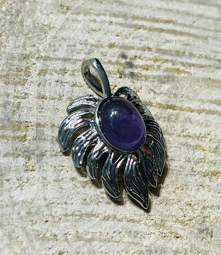 Pendentif en Amethsyte en forme de feuille - Les bijoux de Théa