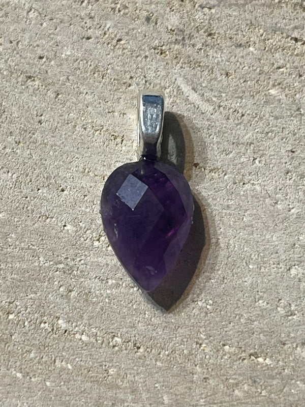 Pendentif en améthyste facettée - Les bijoux de Théa