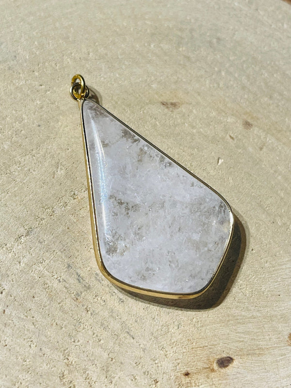 Pendentif en Cristal de roche (quartz) - Les bijoux de Théa