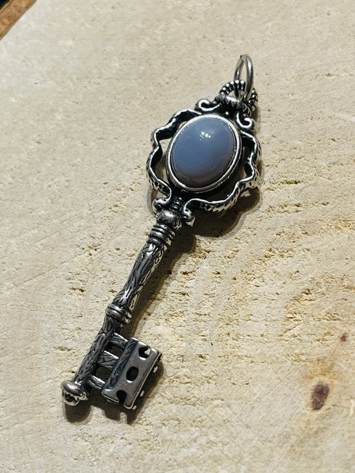 Pendentif en forme de clé et en Agate grise - Les bijoux de Théa