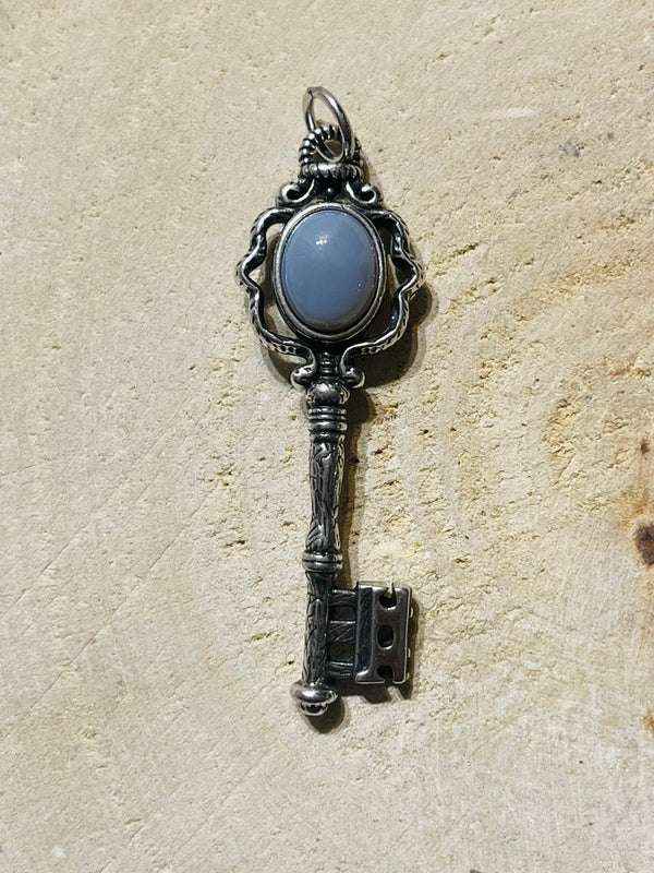Pendentif en forme de clé et en Agate grise - Les bijoux de Théa
