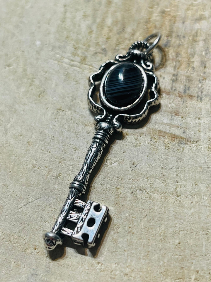 Pendentif en forme de clé et en Agate - Les bijoux de Théa