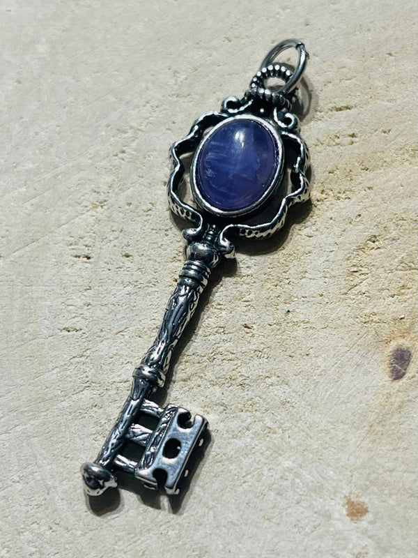 Pendentif en forme de clé et en améthyste - Les bijoux de Théa