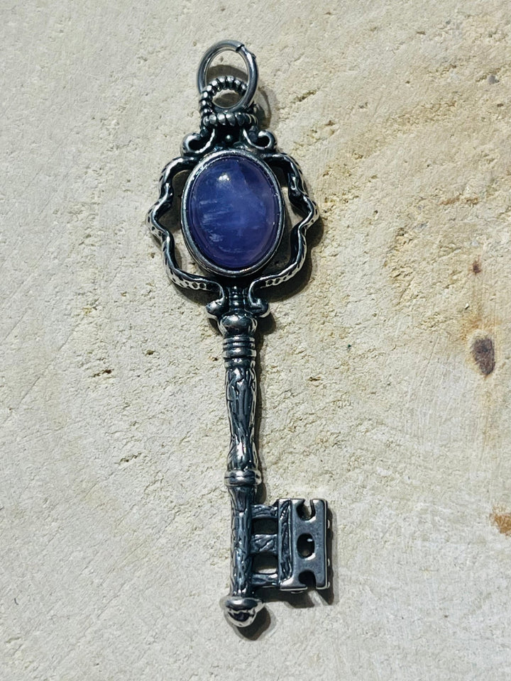 Pendentif en forme de clé et en améthyste - Les bijoux de Théa