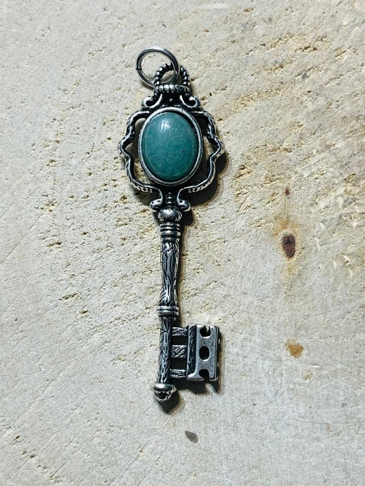 Pendentif en forme de clé et en Aventurine verte - Les bijoux de Théa