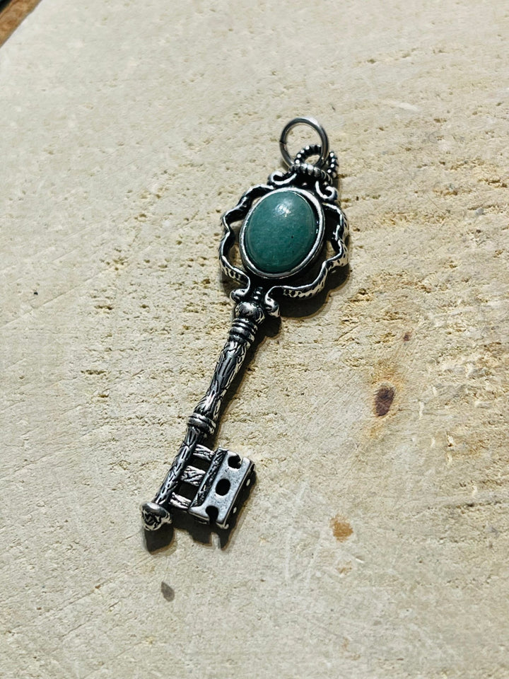 Pendentif en forme de clé et en Aventurine verte - Les bijoux de Théa