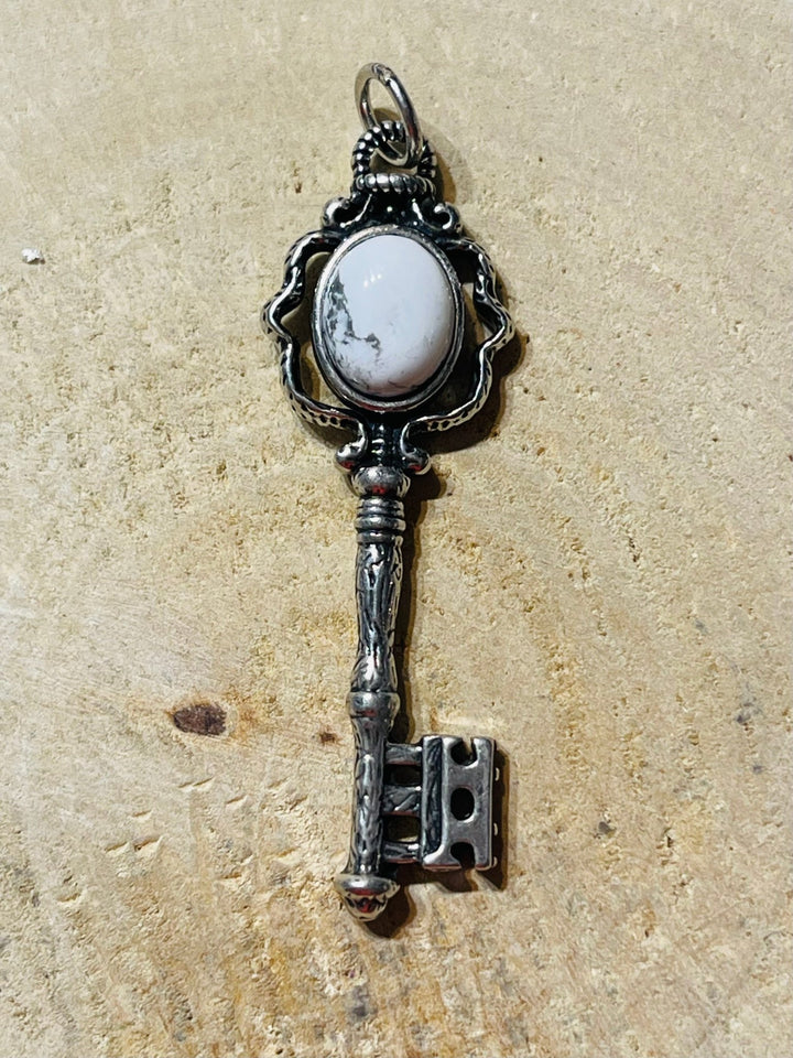 Pendentif en forme de clé et en Howlite - Les bijoux de Théa