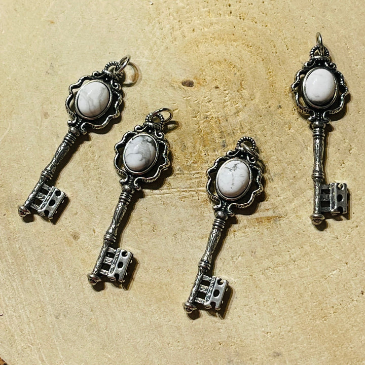 Pendentif en forme de clé et en Howlite - Les bijoux de Théa