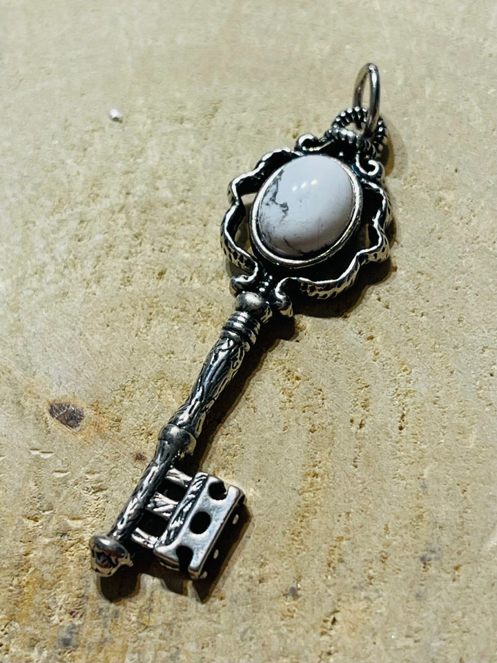 Pendentif en forme de clé et en Howlite - Les bijoux de Théa